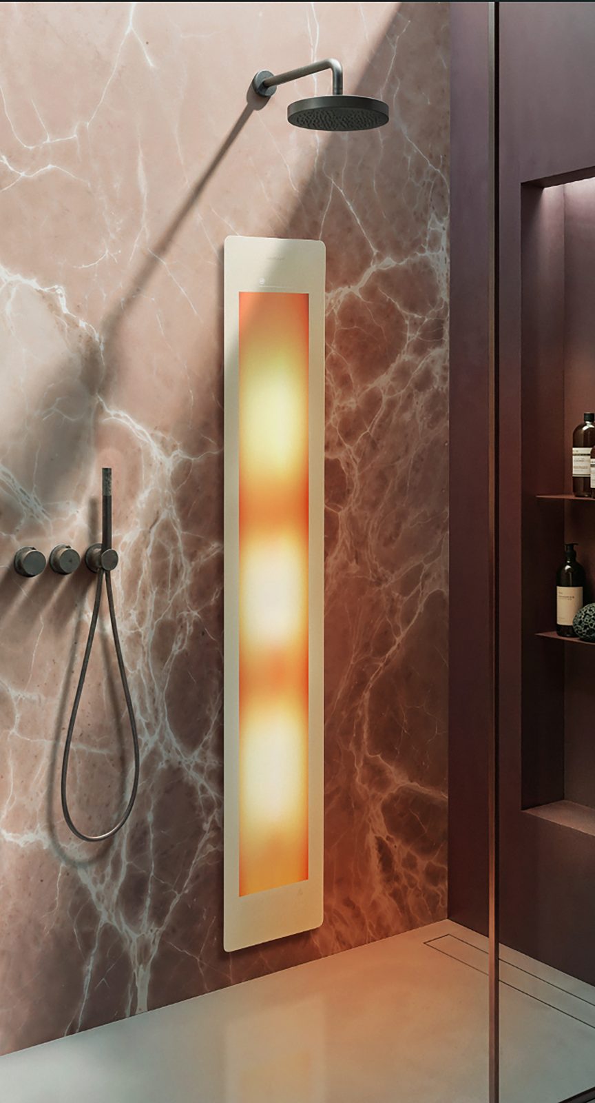 Infraroodpaneel met warme gloed, ingebouwd in een roze marmerlook douchewand
