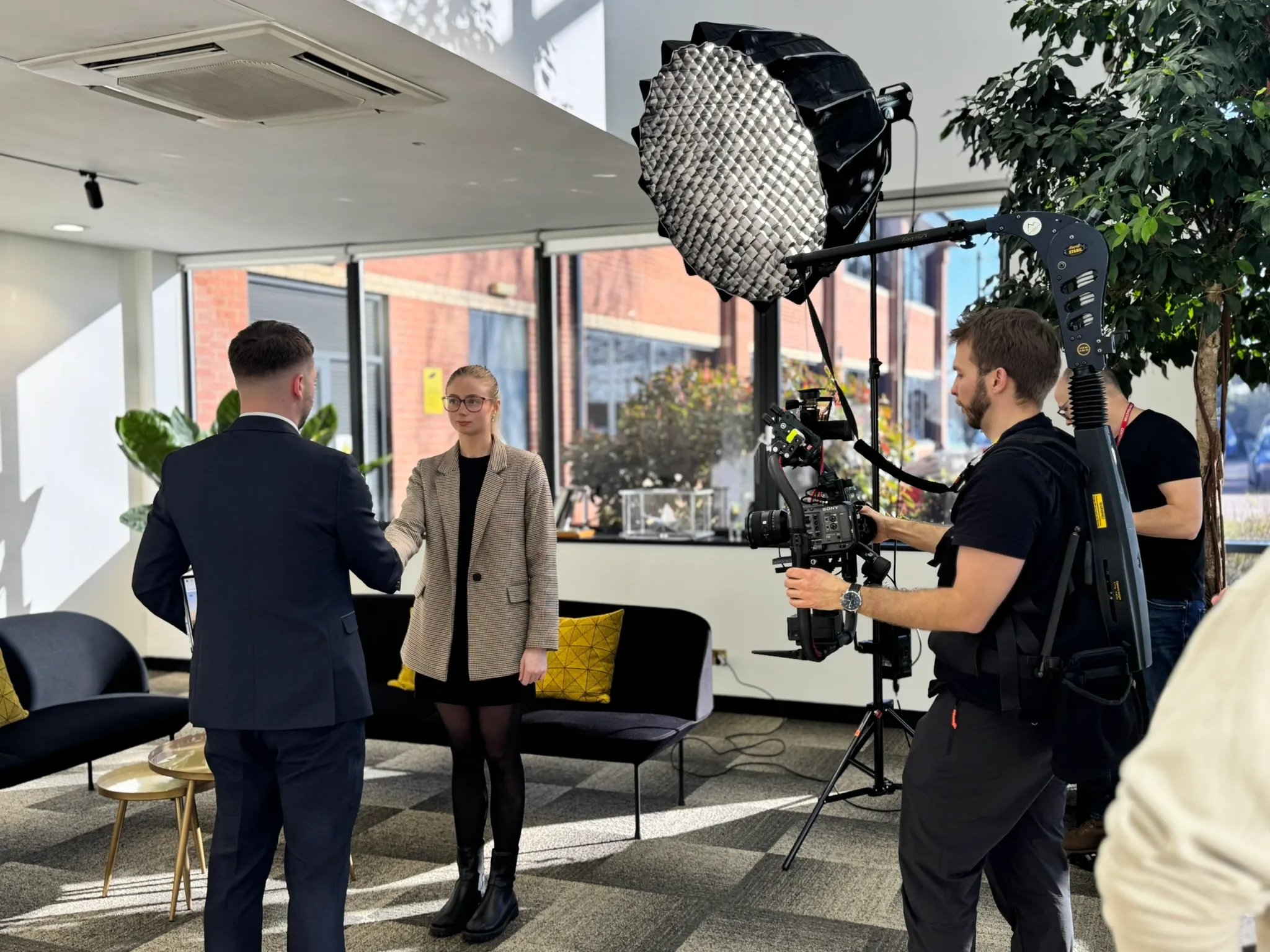 Making-Of Foto: Filmaufnahmen im Büro mit zwei Statisten