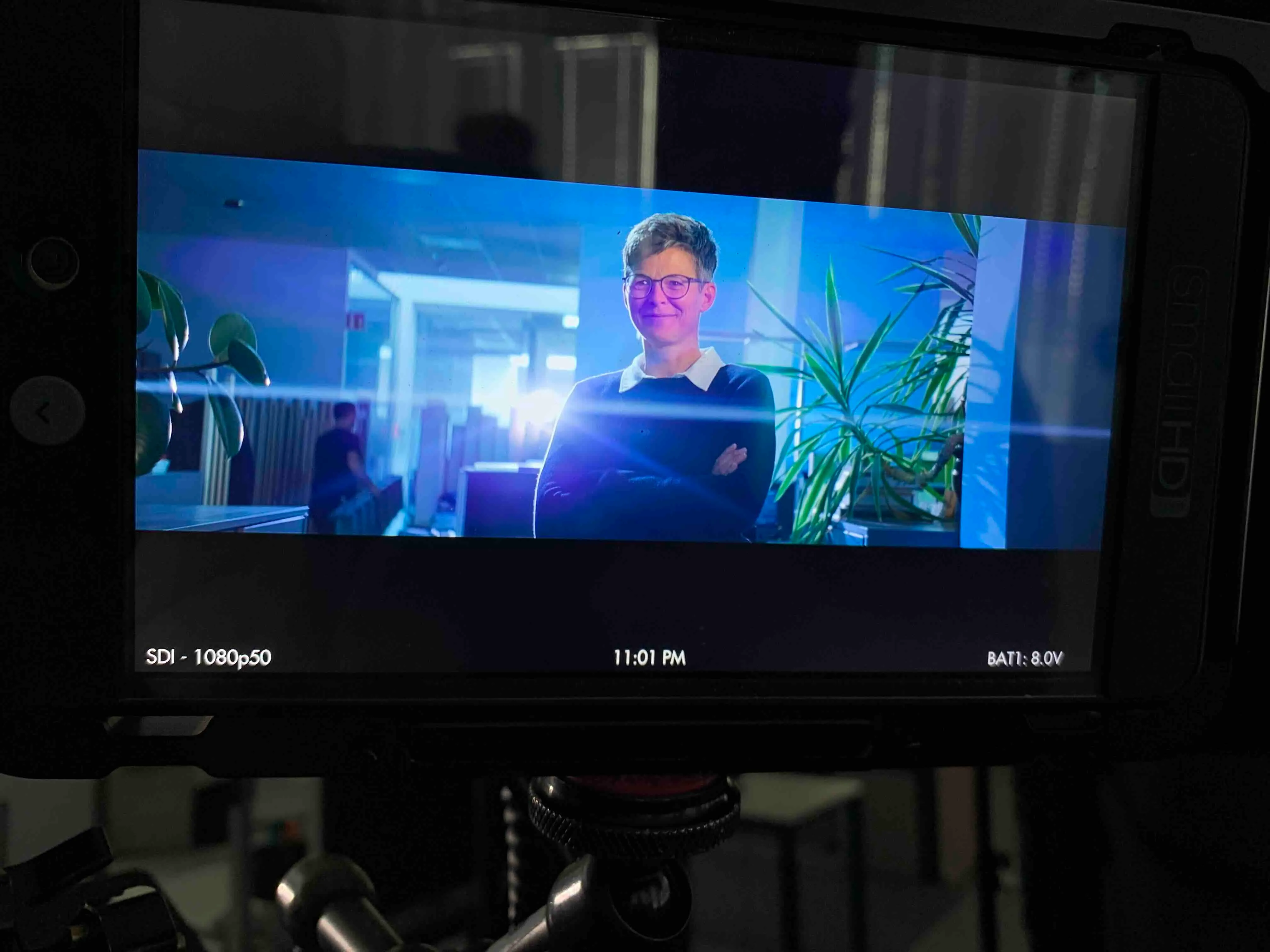 Anamorphe Aufnahme einer Person die in die Kamera lächelt