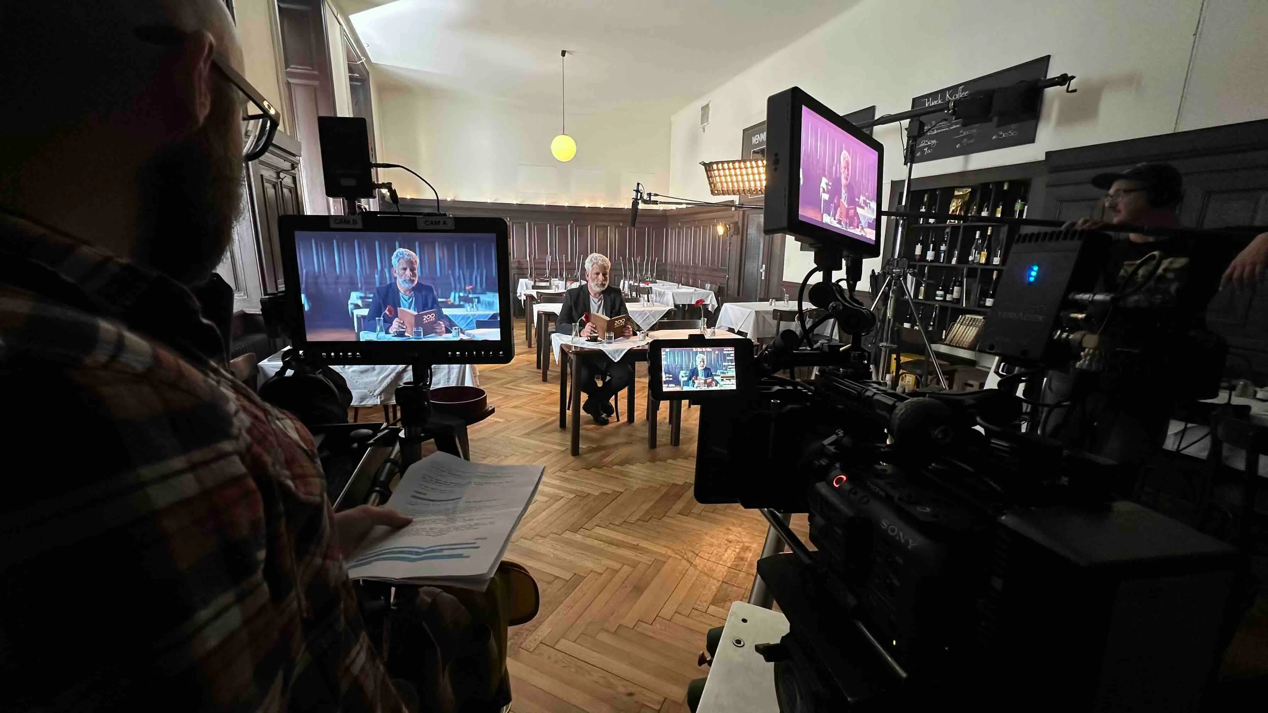 Kamera filmt einen Mann in einem Restaurant