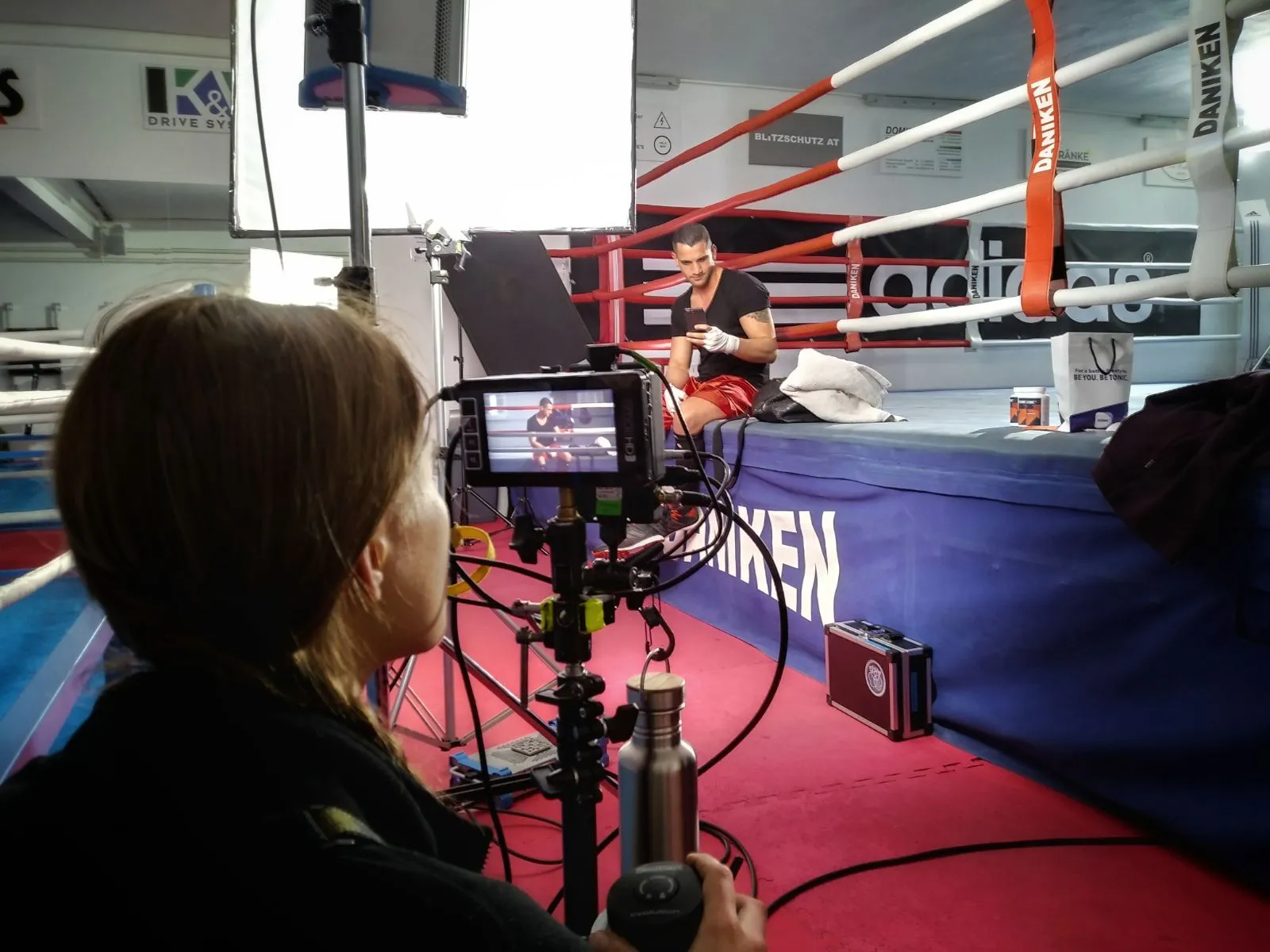 Making-Of Foto bei einem Filmdreh mit einem Boxer