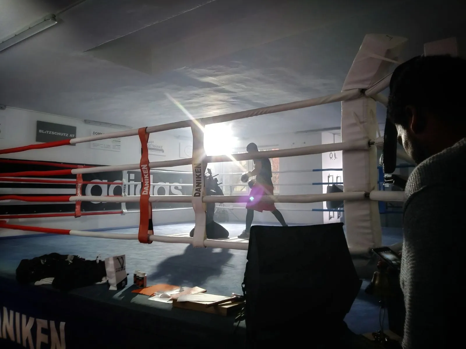 Making-Of Foto bei einem Filmdreh mit einem Boxer