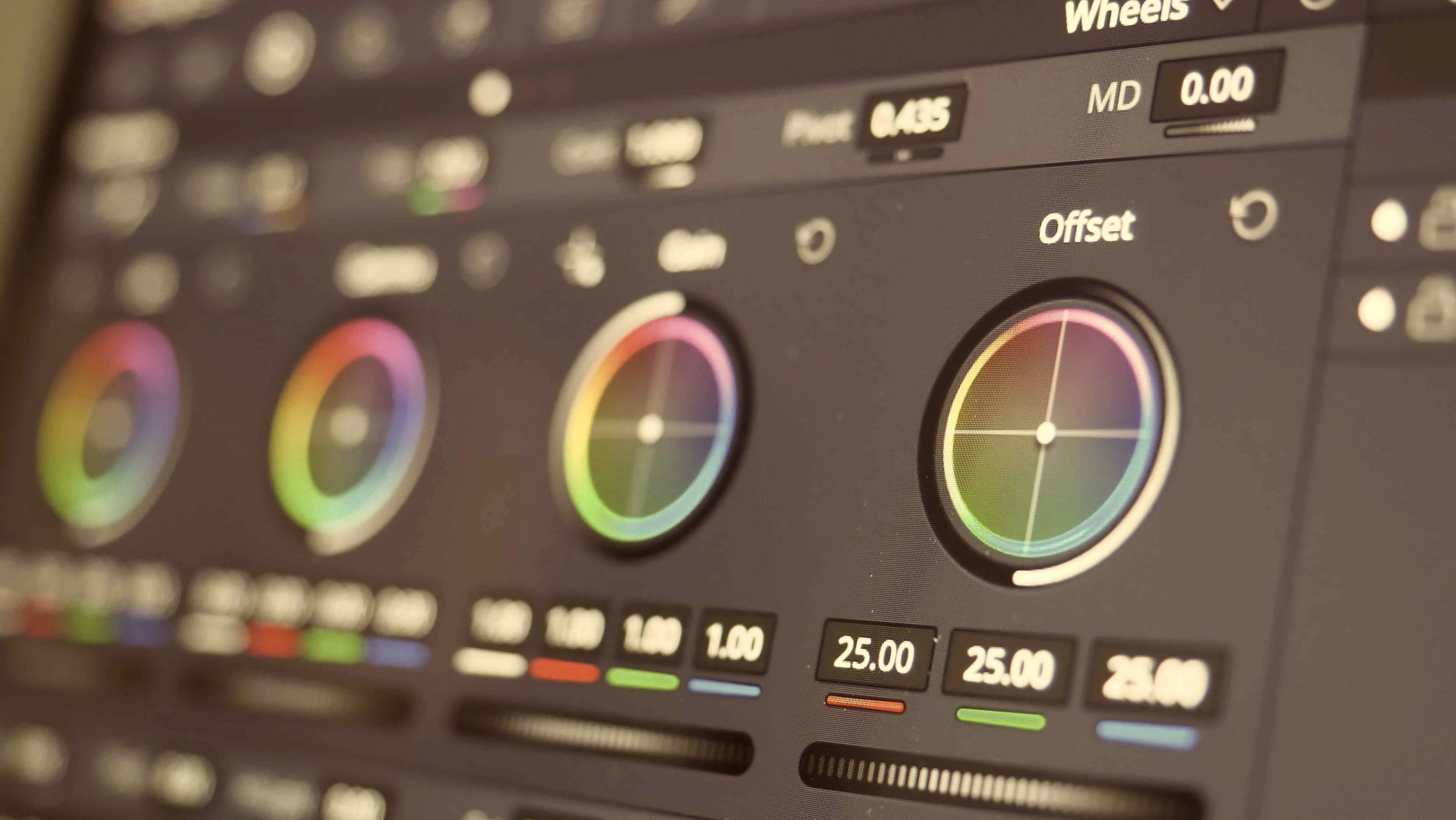 Farbtoreinstellungen mit vier Farbkreisen und numerischen Werten auf einem Bildschirm.