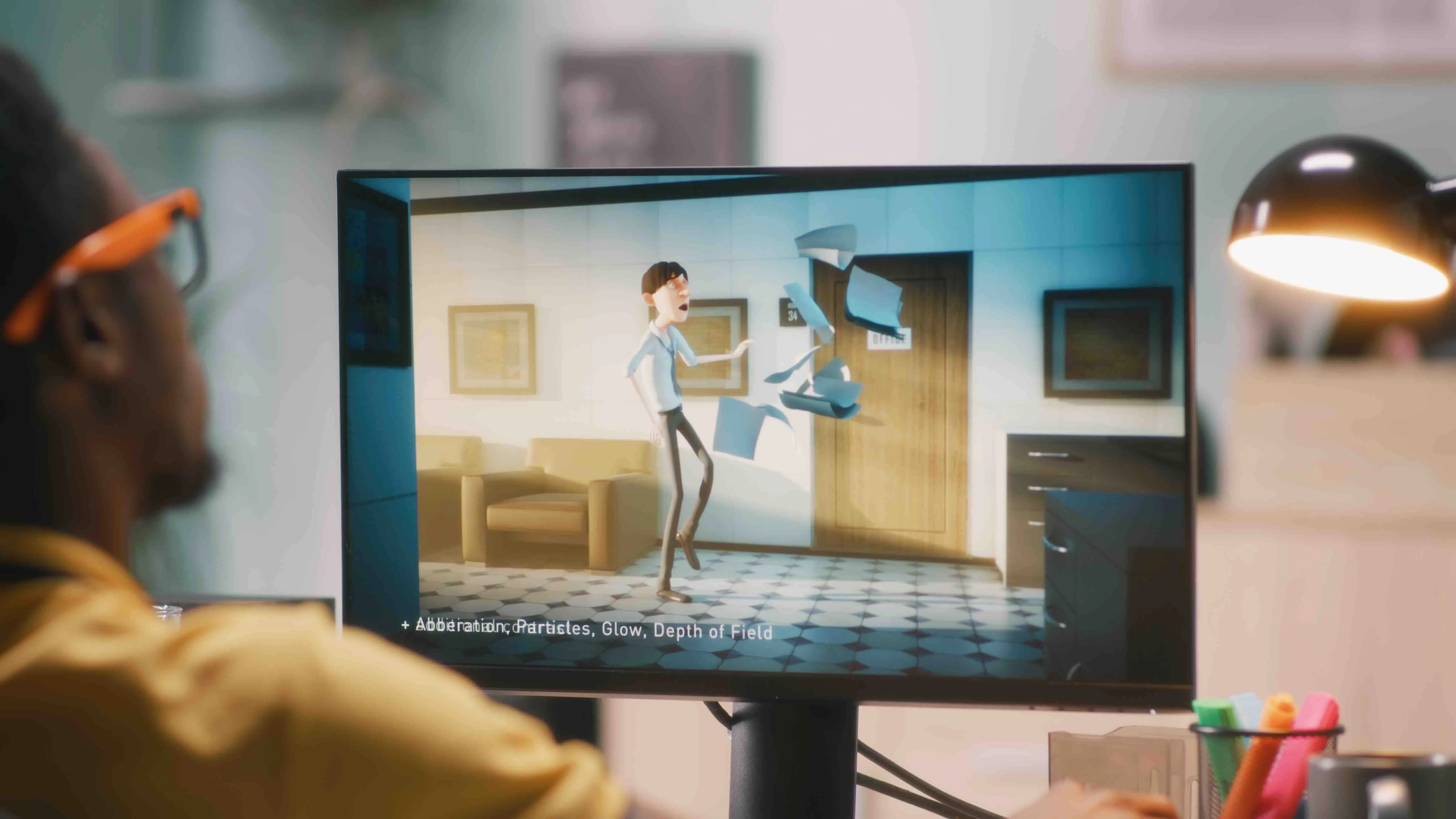 Mann schaut auf Monitor, der eine animierte Figur zeigt, die vor einer Bürotür Papiere wirft.
