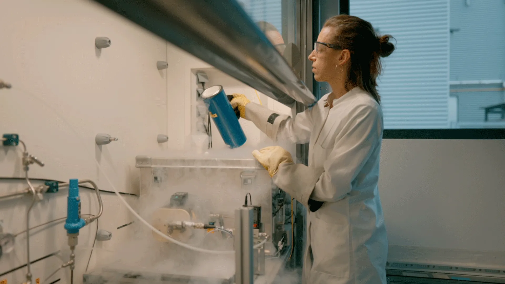 Eine Wissenschaftlerin hantiert mit flüssigem Stickstoff.