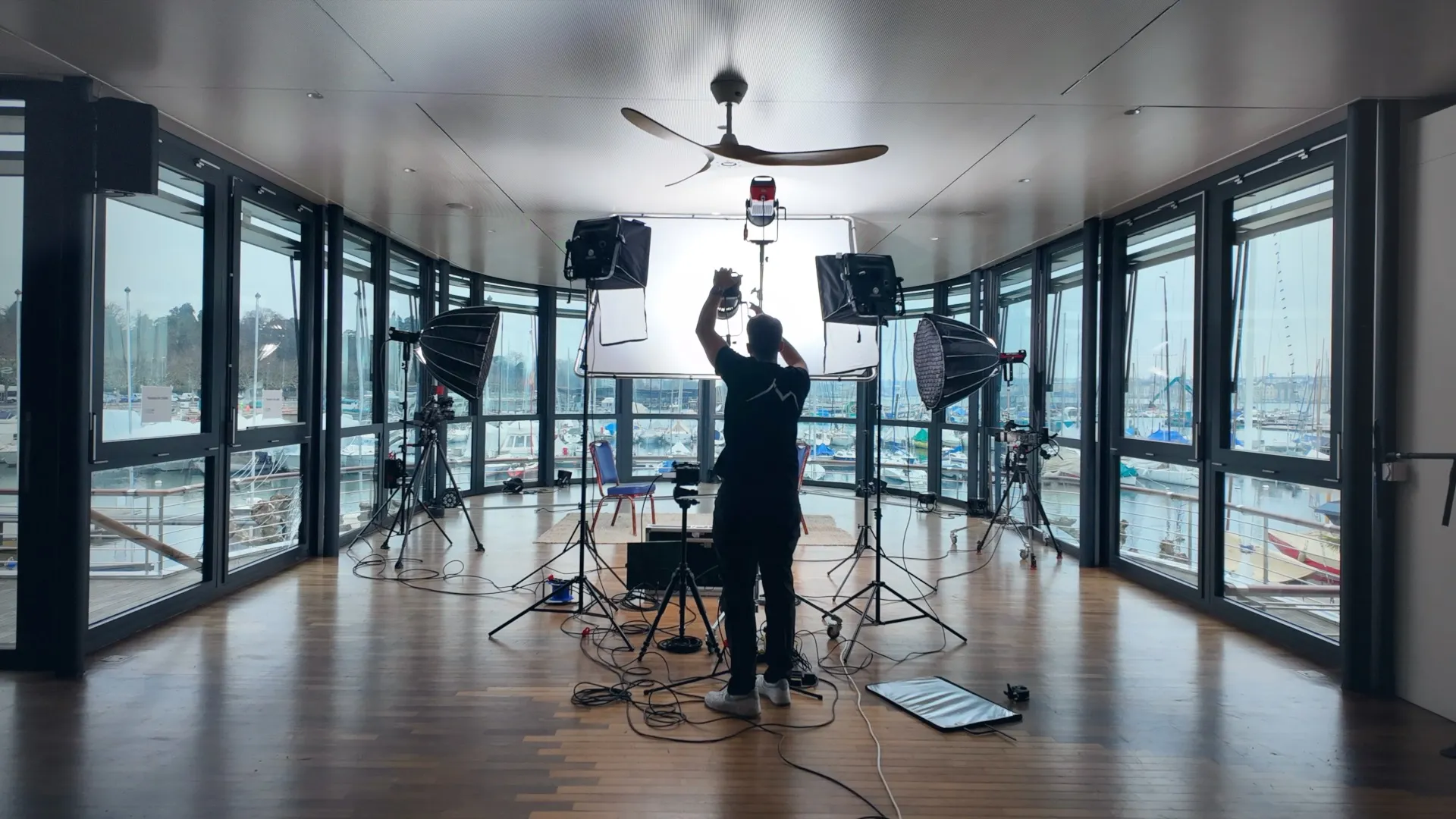 Making Of Foto - Person stellt Lichter auf