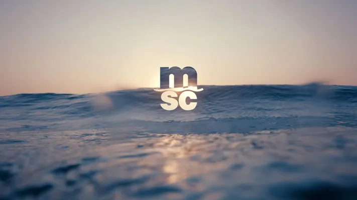 Wellen im Meer bei Sonnenuntergang mit dem MSC-Logo in der Mitte.