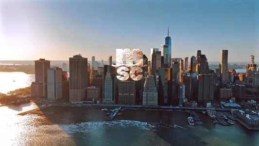 Luftaufnahme der Skyline von Manhattan mit Blick auf die Türme bei Sonnenuntergang über dem Wasser.