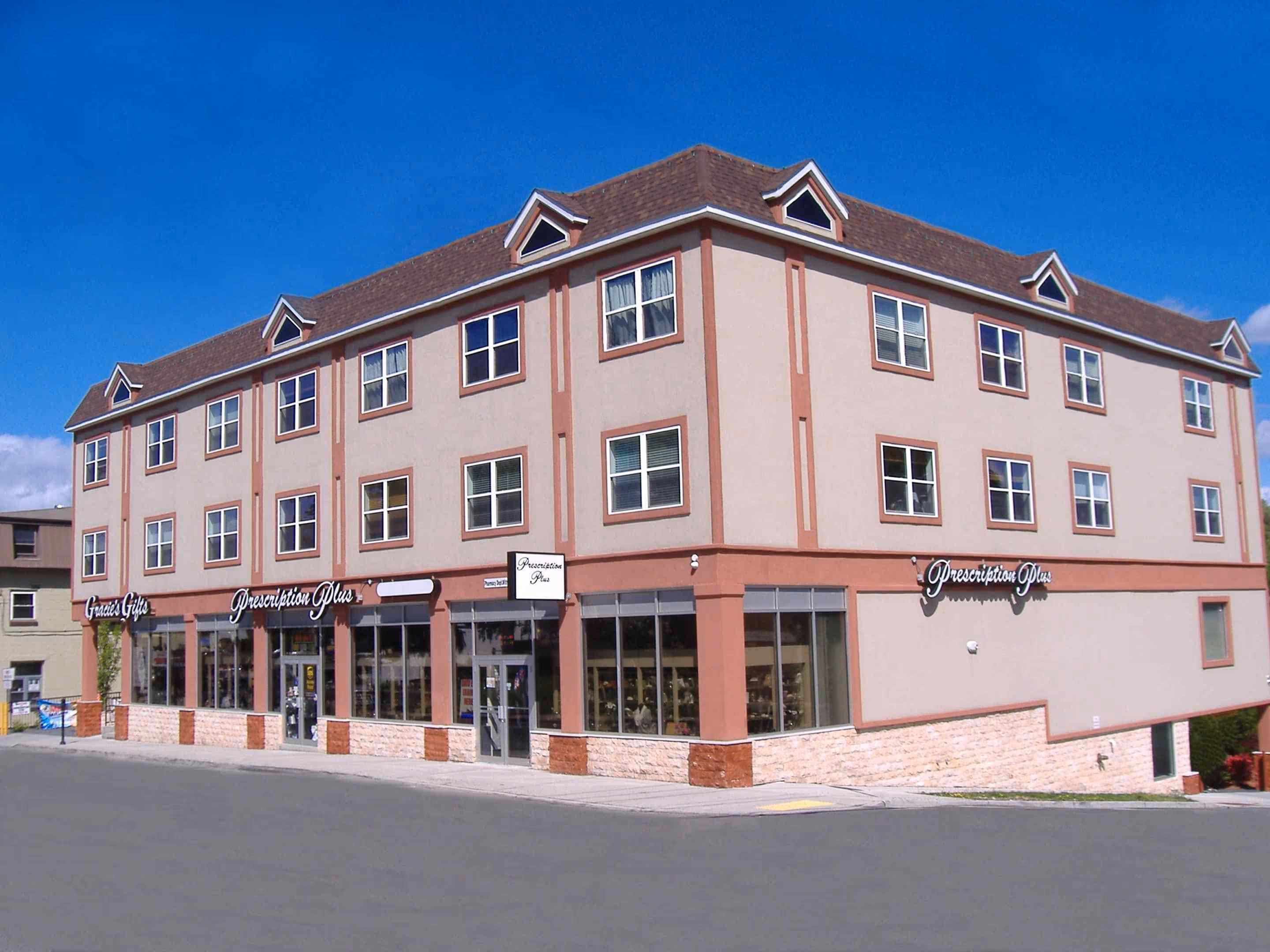 Multi-use commercial building