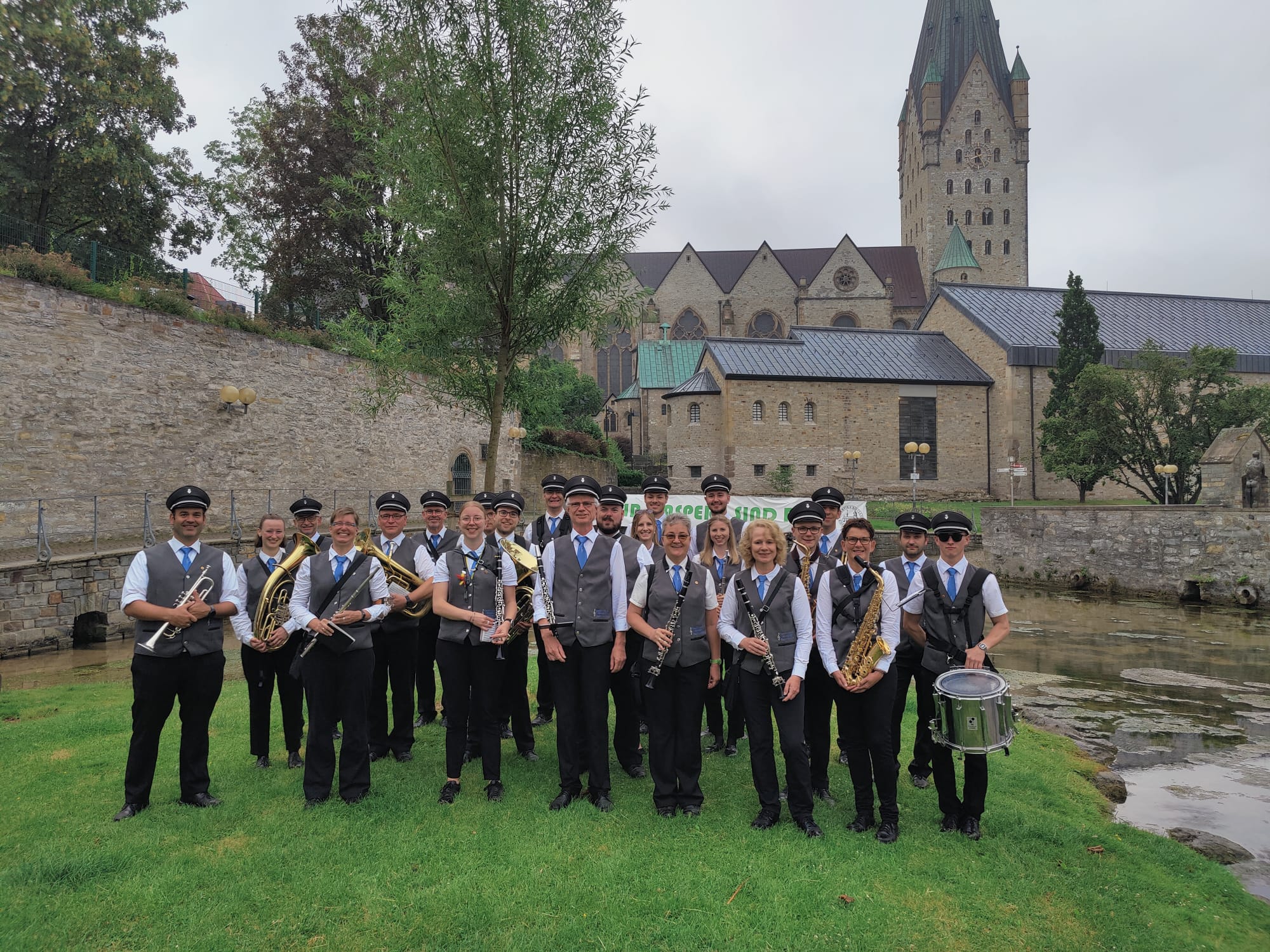 Ein Gruppenfoto der BSM Gruppe in Paderborn vor dem Dom.