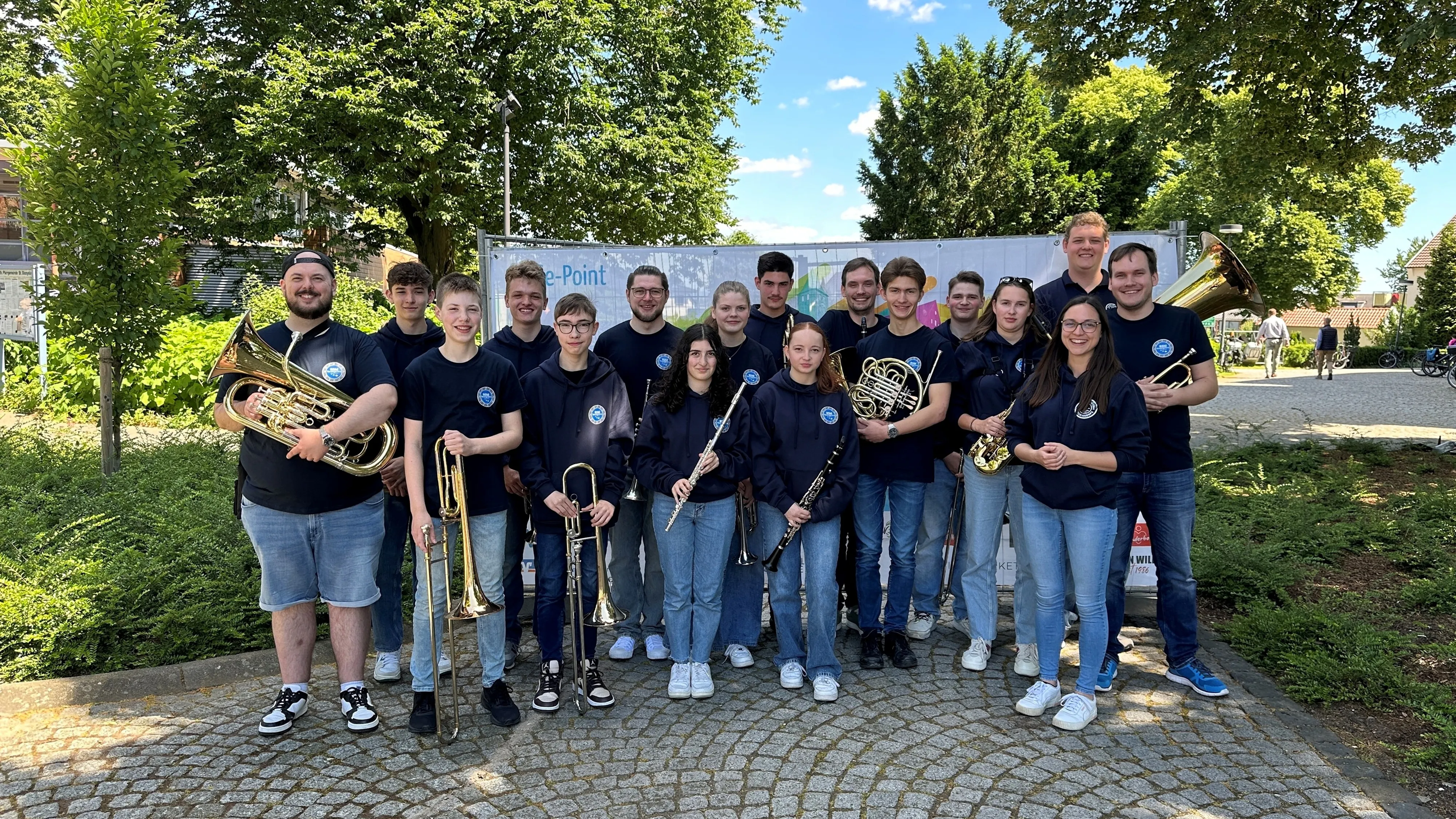 Ein Gruppenfoto der BSM Elsen mit den Instrumenten in den Händen.