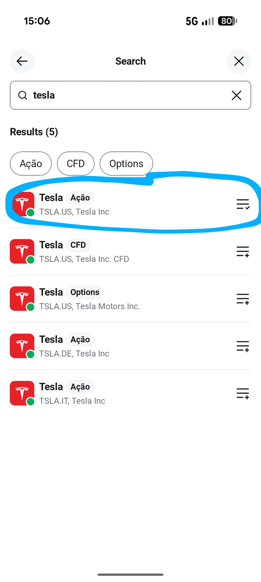 Resultados da pesquisa por Tesla na aplicação da XTB com a listagem TSLA.US selecionada