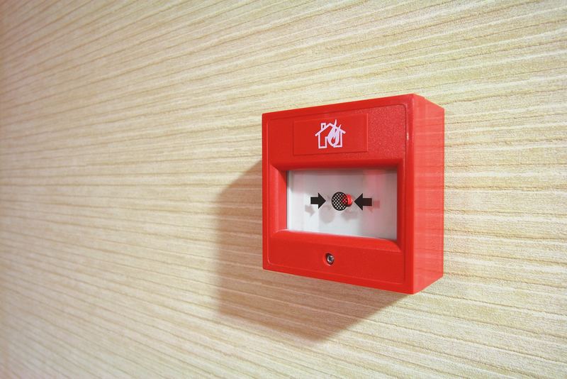 Détecteur de fumée déclenchant l'alerte incendie au plafond
