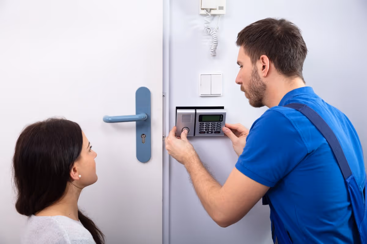 Installateur d’alarme sécurité en Alsace effectuant la pose d’un système de sécurité domestique