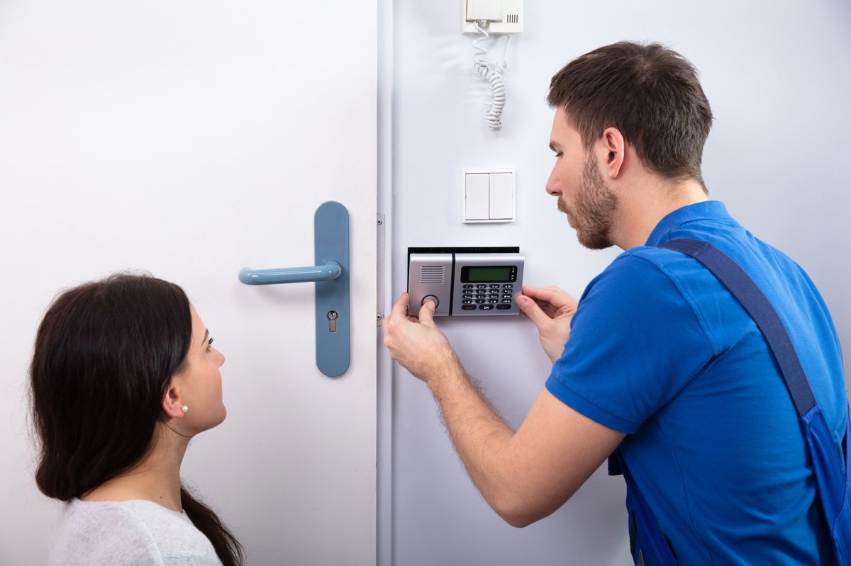 Installateur d’alarme sécurité en Alsace effectuant la pose d’un système de sécurité domestique