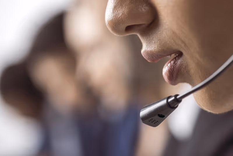 Opératrice de télésurveillance avec casque micro pour assistance sécurité