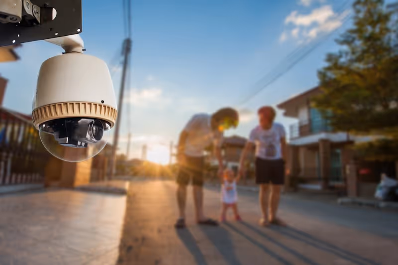Caméra de vidéosurveillance extérieure protégeant une maison familiale à Sélestat avec accès à distance sans abonnement.