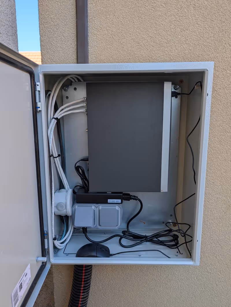 offret technique vidéosurveillance extérieur avec prises IP66 - installation sécurité Alsace Veillance Contrôle