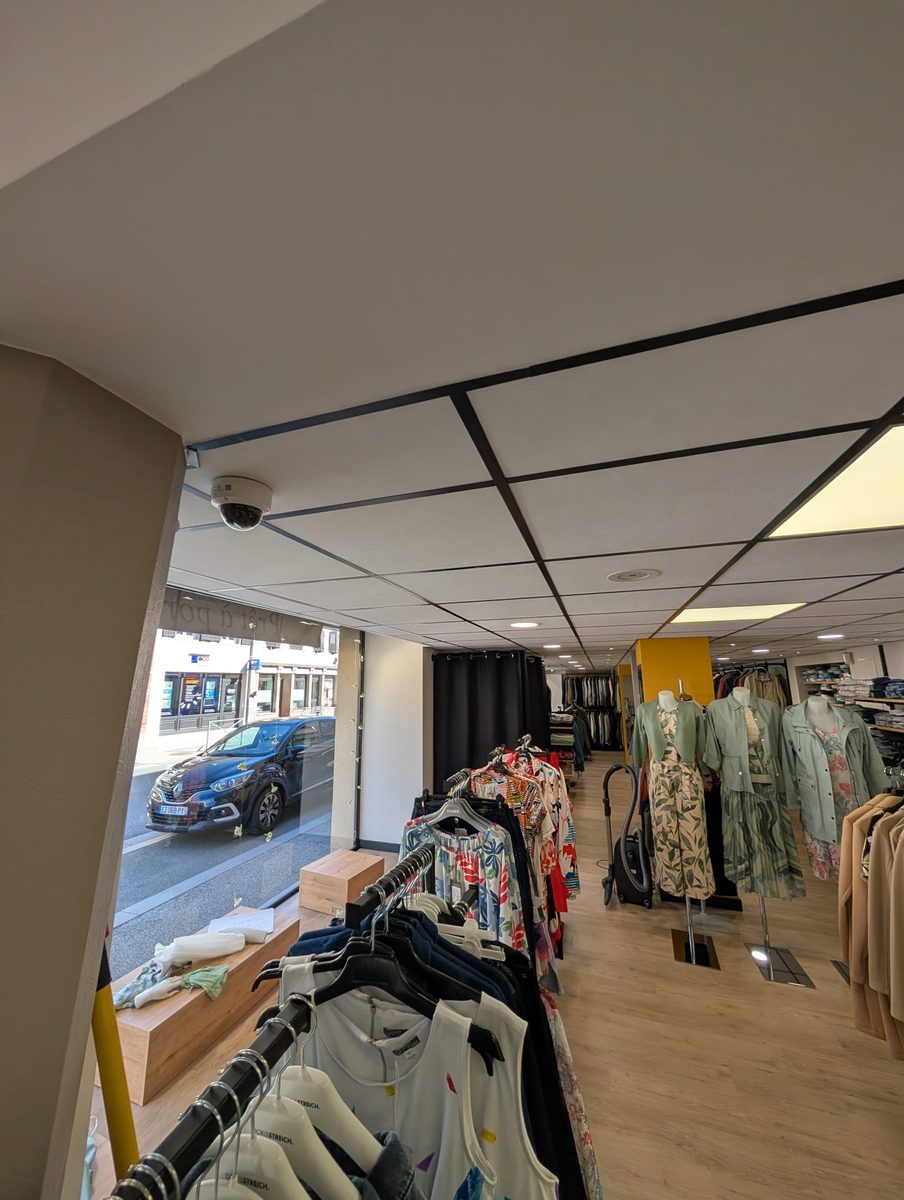 Caméra dôme installée au plafond d'un magasin de prêt-à-porter en Alsace, vidéosurveillance discrète pour commerce
