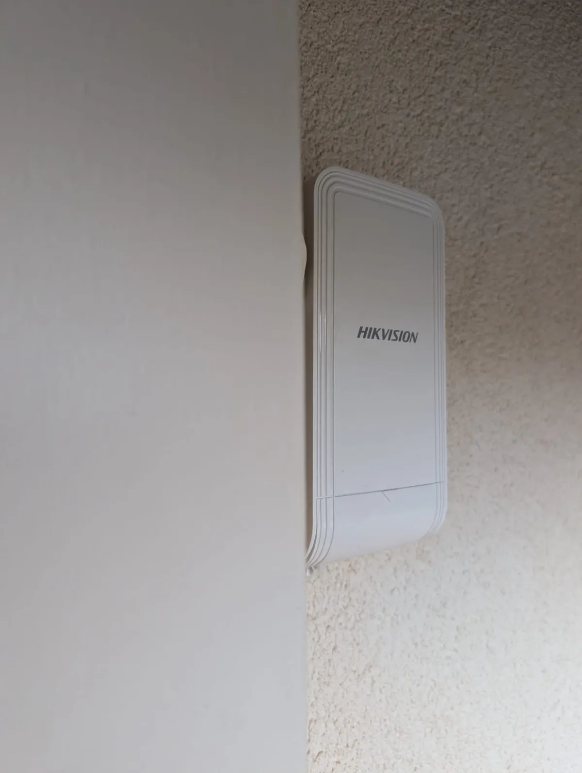 Pont Wi-Fi Hikvision installé sur une façade pour relier une caméra lorsque le câblage réseau est impossible