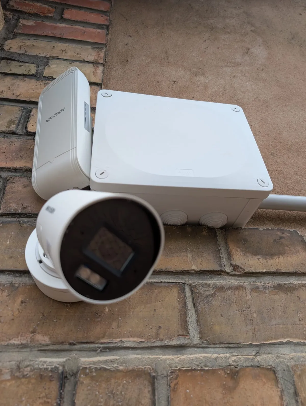Caméra Hikvision, pont Wi-Fi et coffret de raccordement pour une installation de vidéosurveillance sans câble réseau