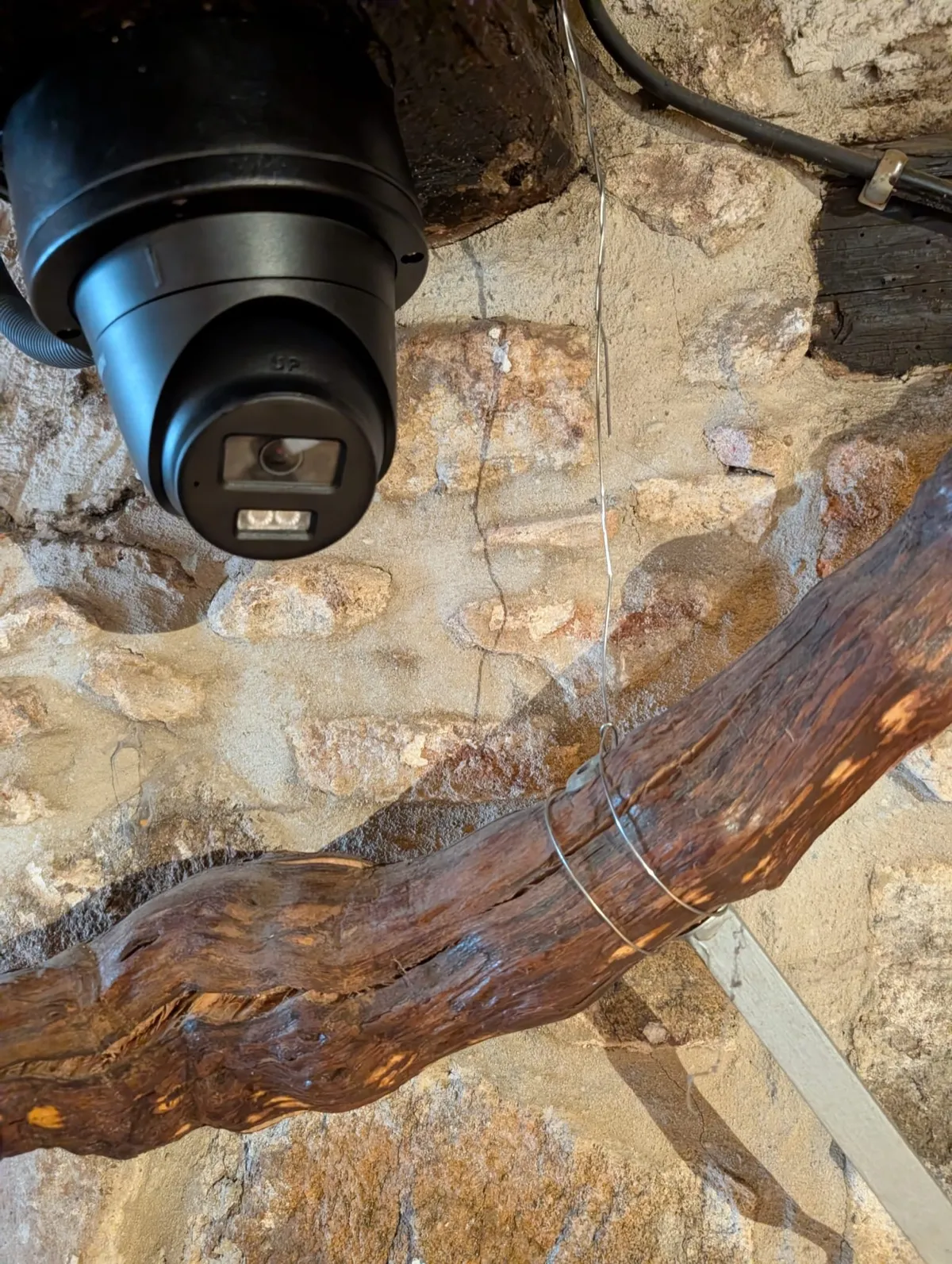 Caméra de vidéosurveillance Hikvision installée dans un caveau viticole à Kaysersberg