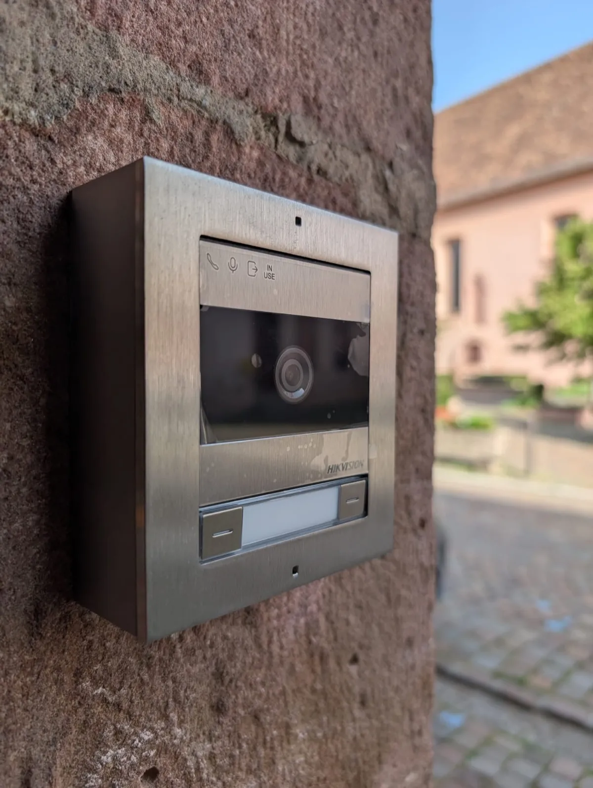 Interphone vidéo Hikvision à deux boutons installé pour deux logements à Kaysersberg