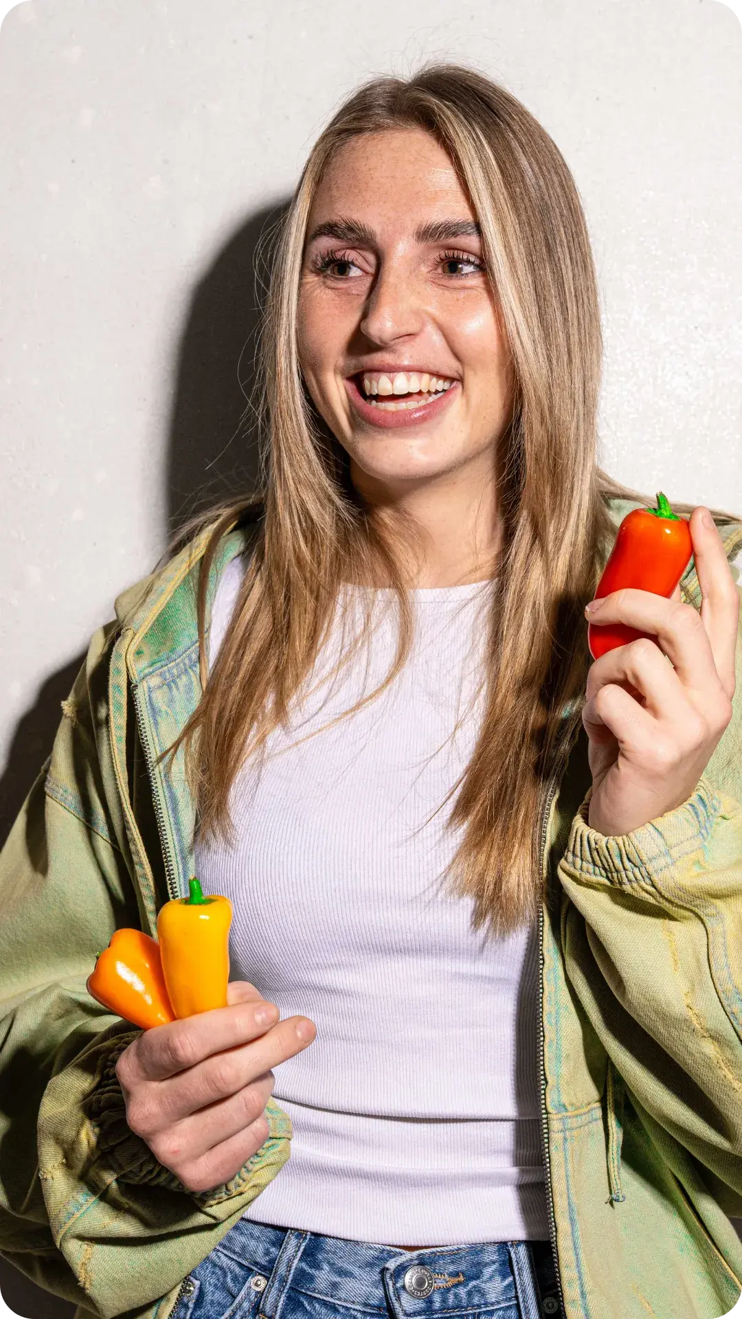 Kleurrijke snackgroente op de werkplek, aangeboden via Froot om werkgeluk en vitaliteit te stimuleren.