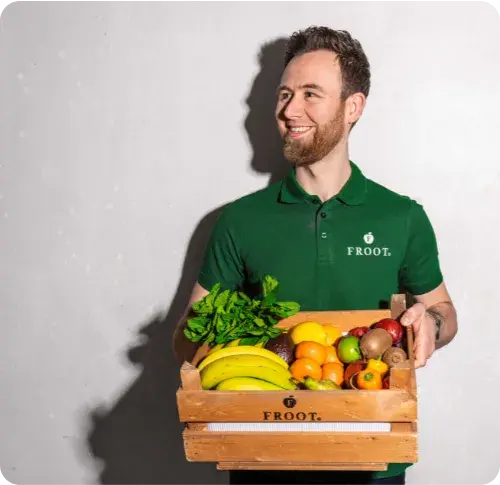 Fruit op je werk laten bezorgen? Een enthousiaste Froot-bezorger komt langs met een gezonde fruitkrat, perfect voor meer vitaliteit, werkgeluk en betrokken medewerkers op de werkvloer.