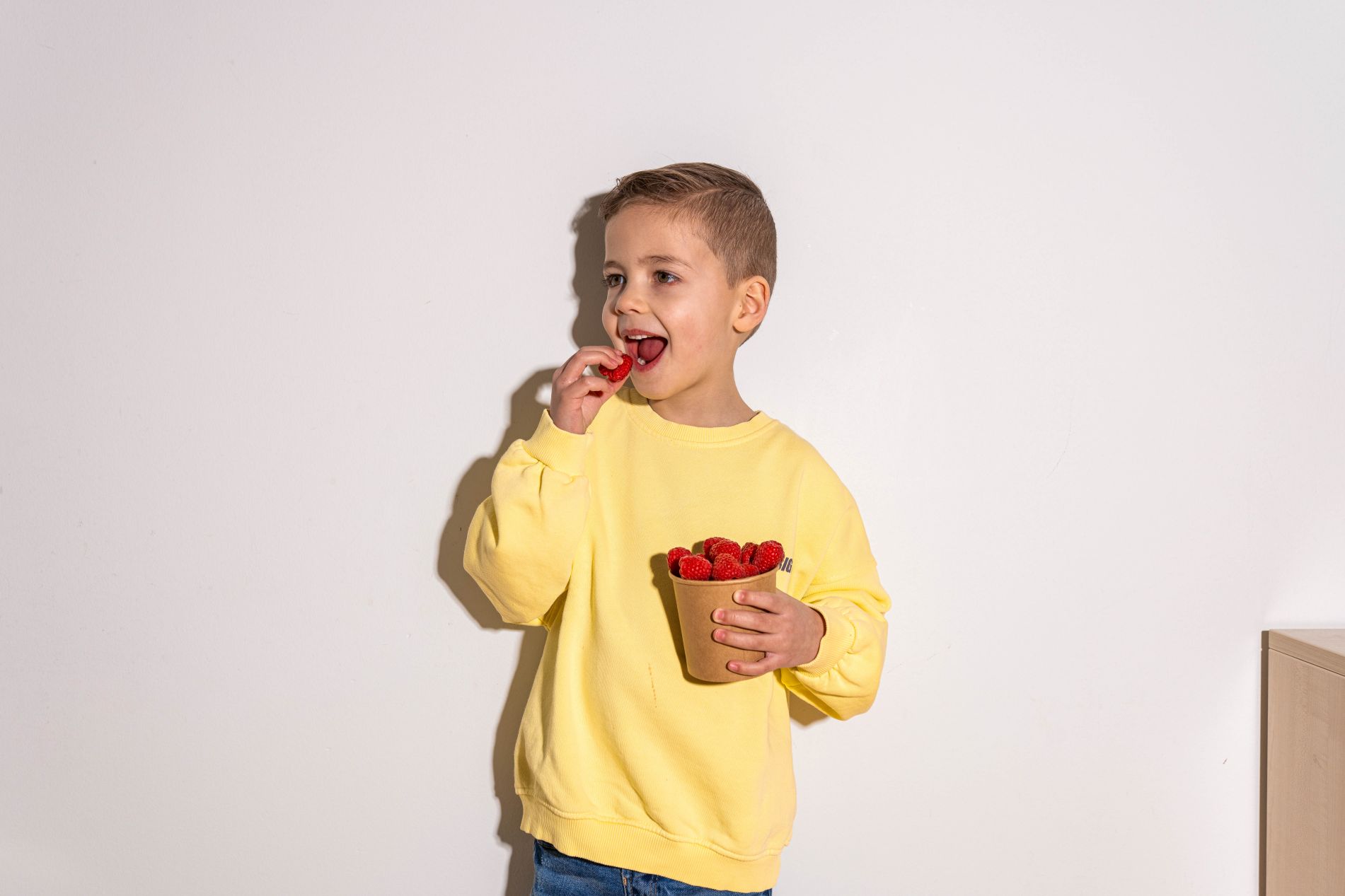 Kind geniet van vers fruit op de kinderopvang – gezonde voeding met vrolijke gezichten dankzij Froot.