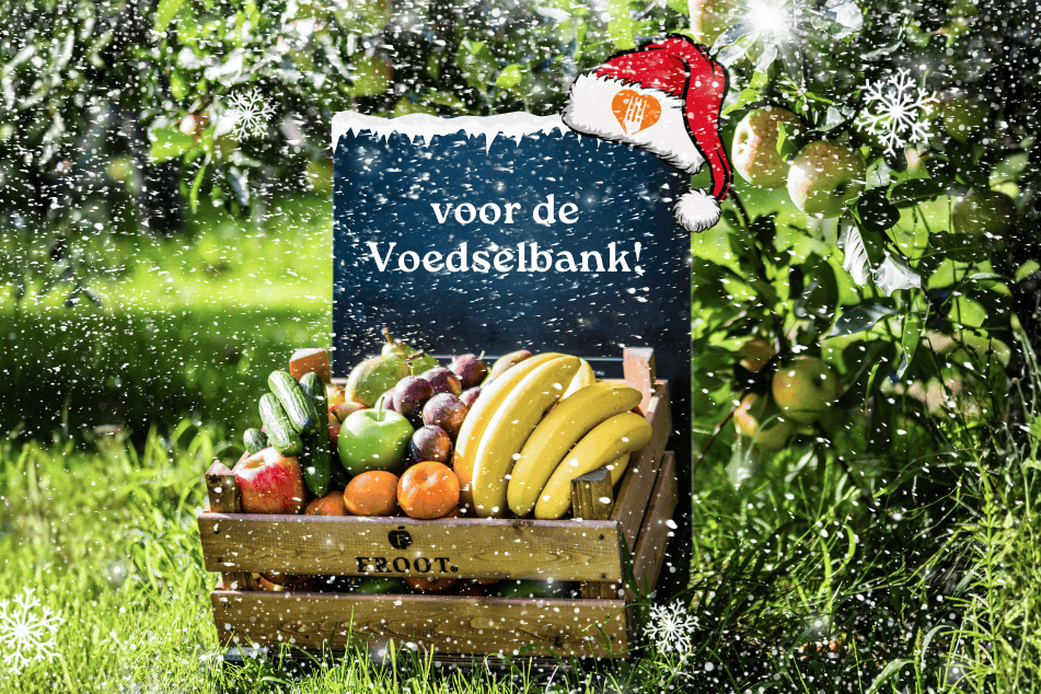 Krat met vers werkfruit van Froot in een winterse setting met de tekst “voor de Voedselbank”, onderdeel van de kerstactie waarbij bedrijven fruit doneren.