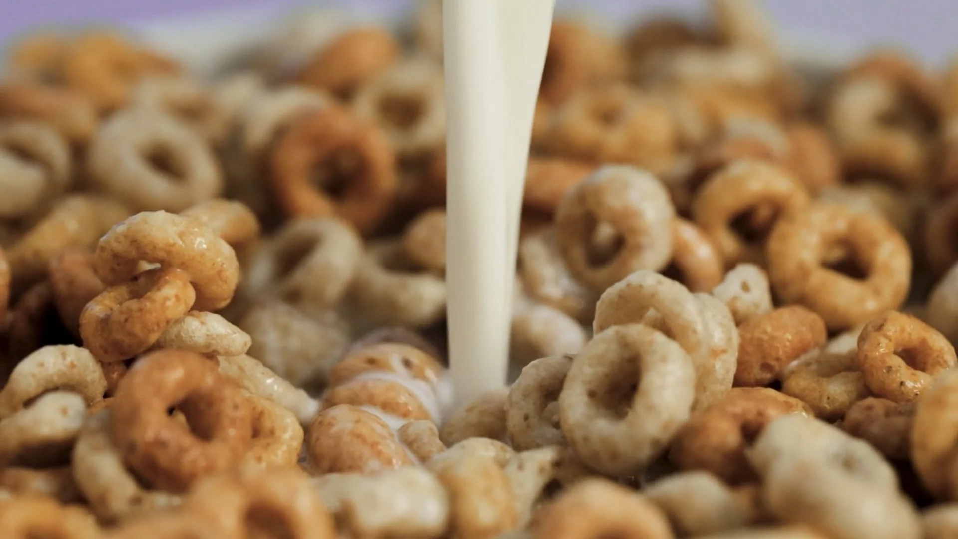 Cheerios Werbespot: Setaufbau mit Plexiglas-Schüssel und Greenscreen im vibs.media Studio