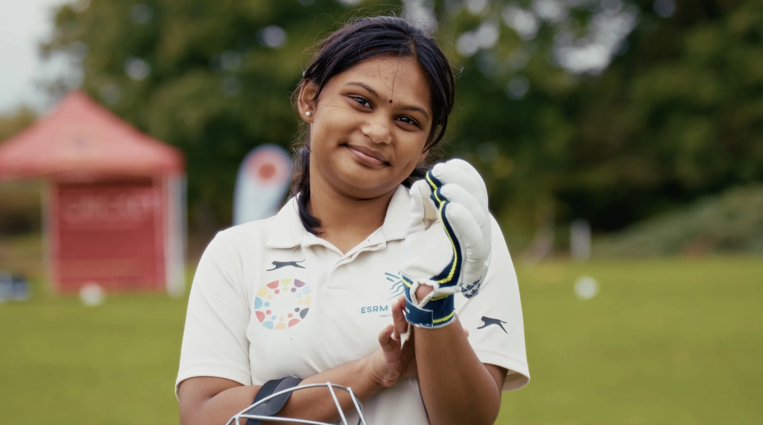 Beyond the Boundary: junge Cricket-Spieler auf dem Feld beim Dreh in Frankfurt
