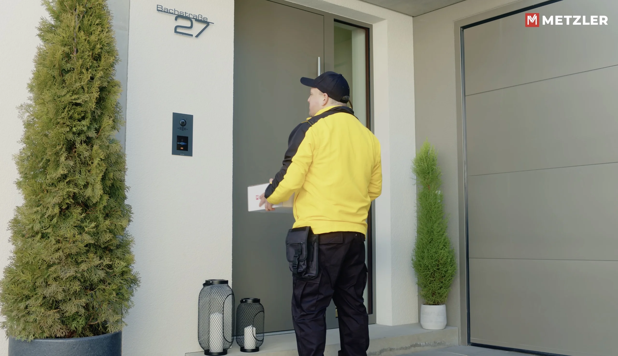 Metzler Werbespot: Drehaufbau mit maßgefertigter Holzwand und VDM10 Türsprechanlage