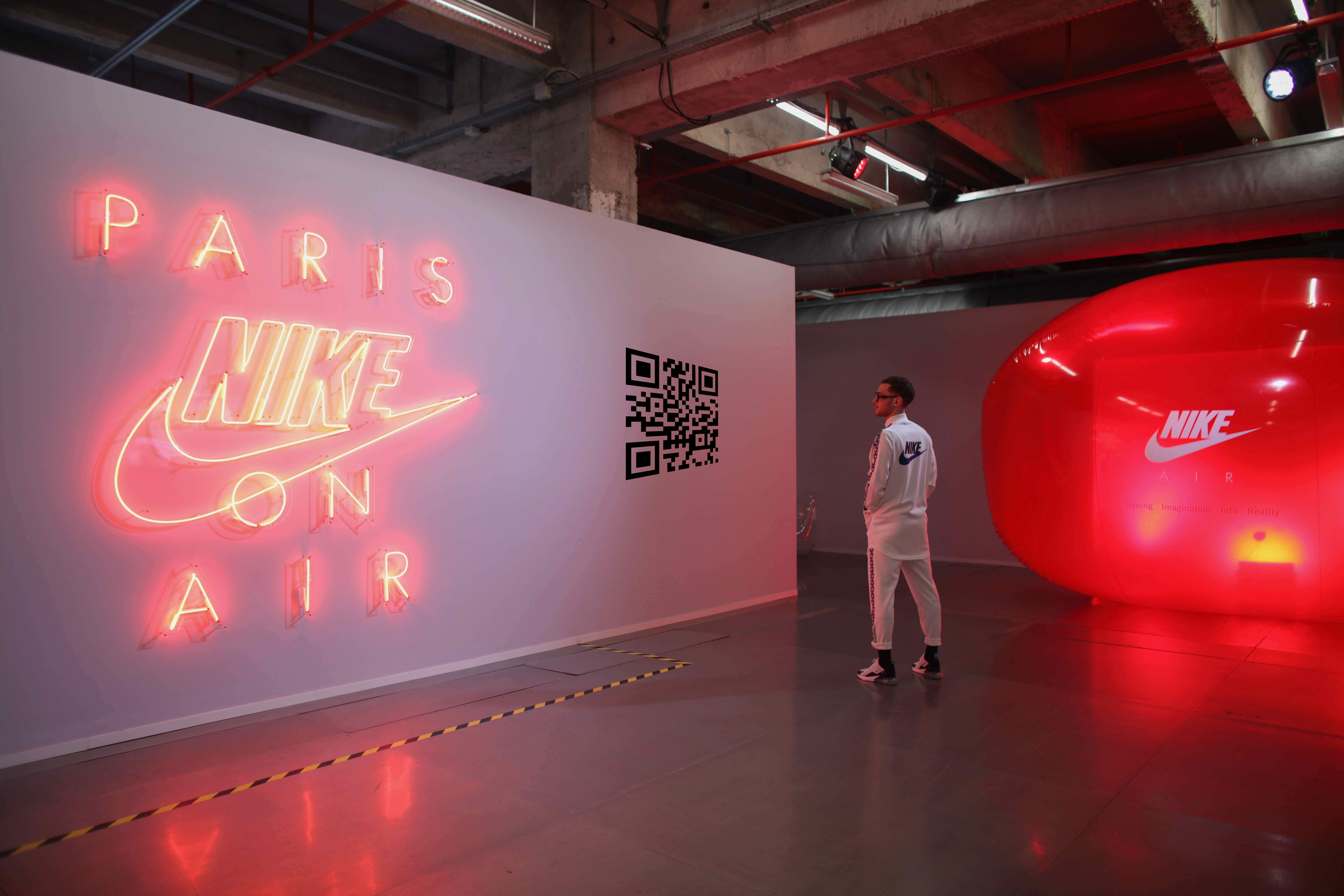proposition of displaying the qr code on the event, painted on the wall