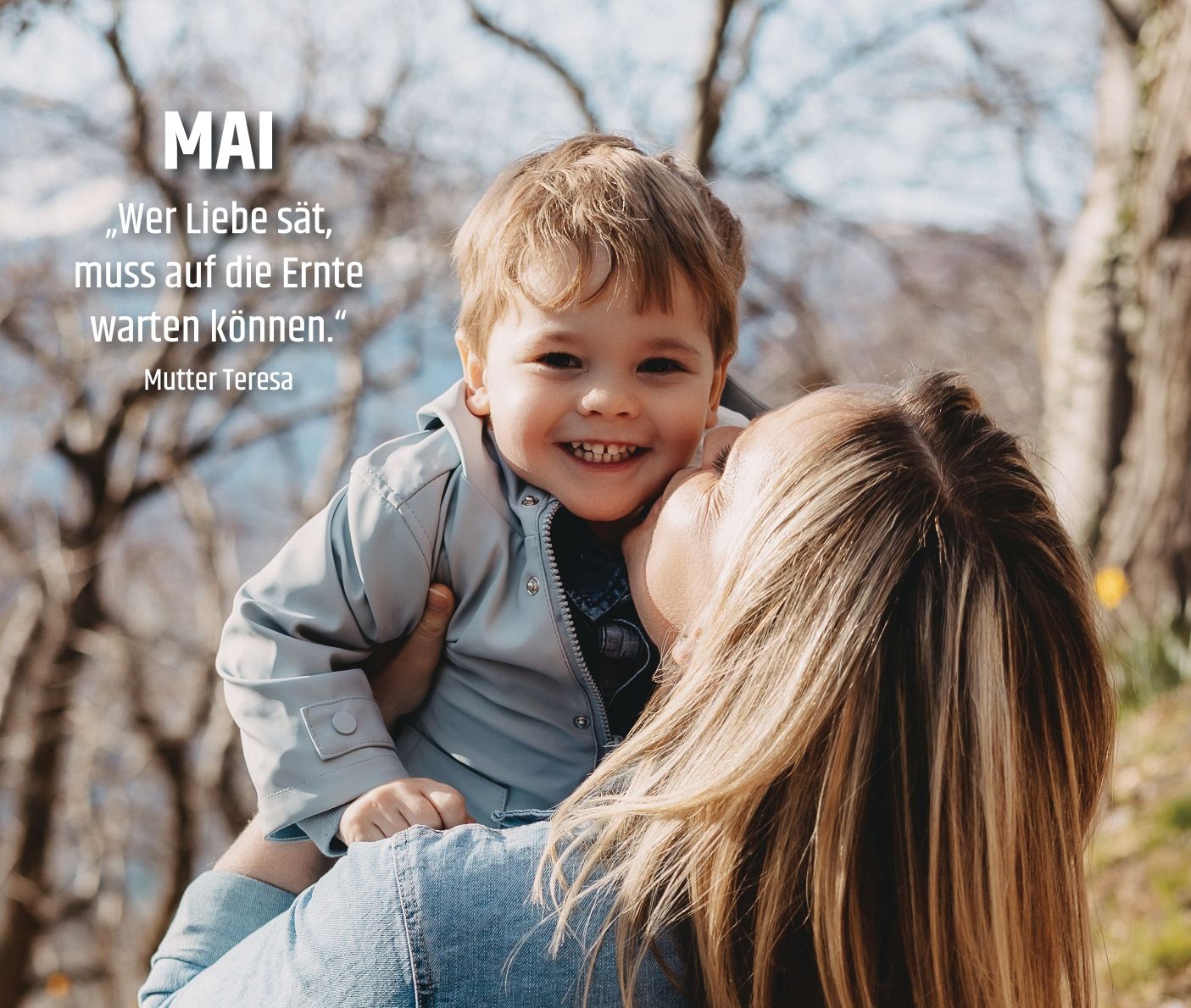 Die Mutter küsst und umarmt ihren kleinen Sohn bei einem Spaziergang im Wald.