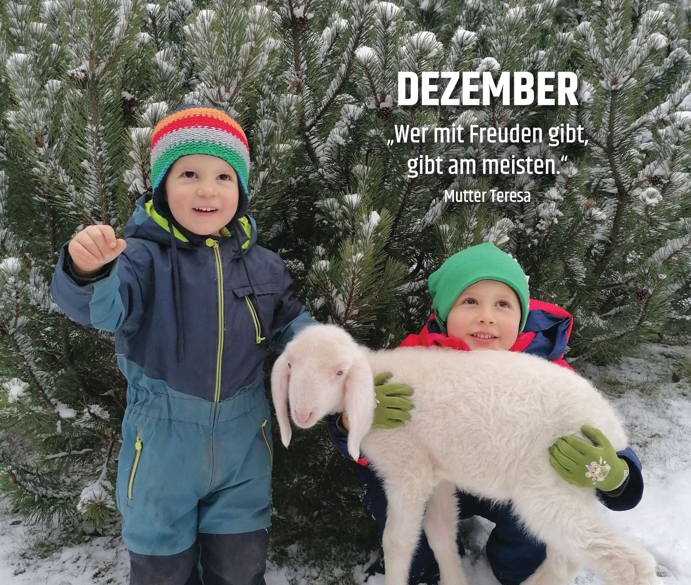 Zwei Kinder spielen mit einem weißen Lamm im Schnee