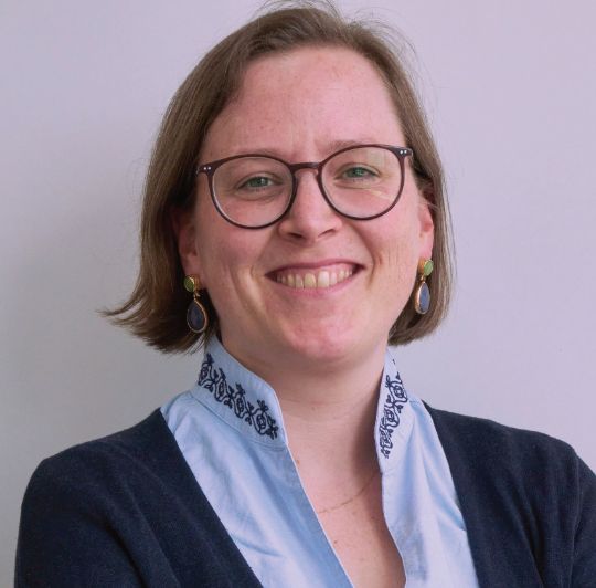 junge Frau lächelt in die Kamera