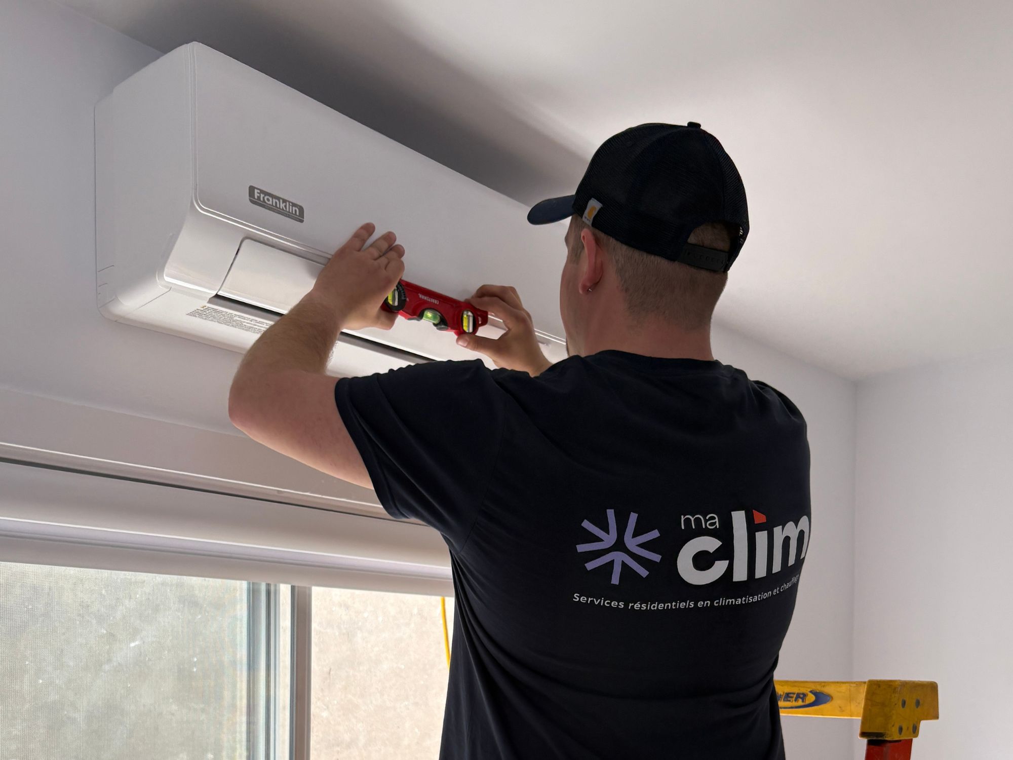 Installation d'une thermopompe sur un duplex de Villeray