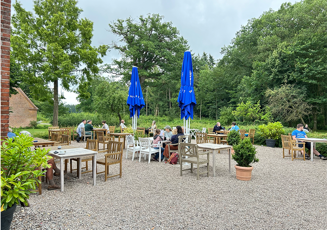 Café Alte Schule by Erna Außenbereich. Sommertag, Leute sitzen draußen im Café alte Schule by Erna in Wulfshagen, Tüttendorf.