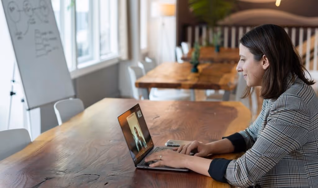Creating Dynamic and Adaptable Sales Playbooks with Just-in-time Enablement