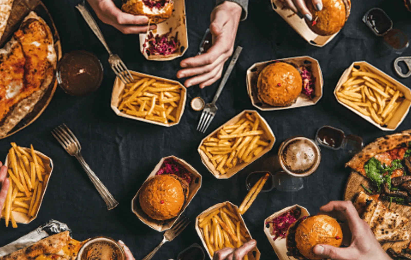 Compartiendo hamburguesas y papas