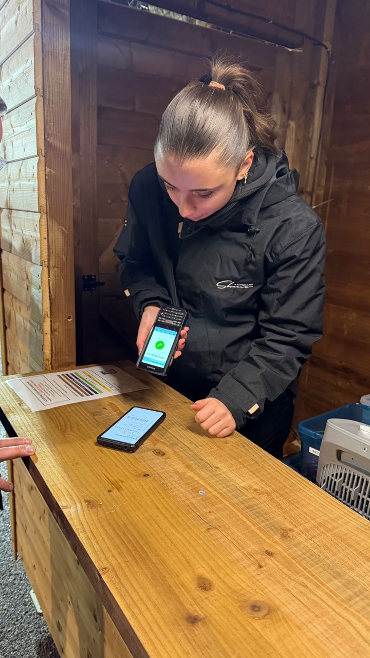 Hôtesse événementielle contrôlant l'accès au stade pour un match de rugby à Oyonnax