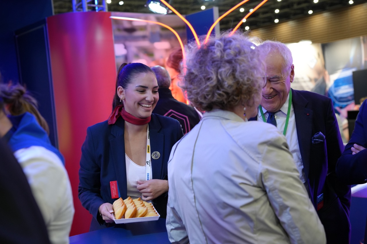 Hôtesse événementielle assurant le service auprès des visiteurs lors des WorldSkills à Eurexpo Lyon