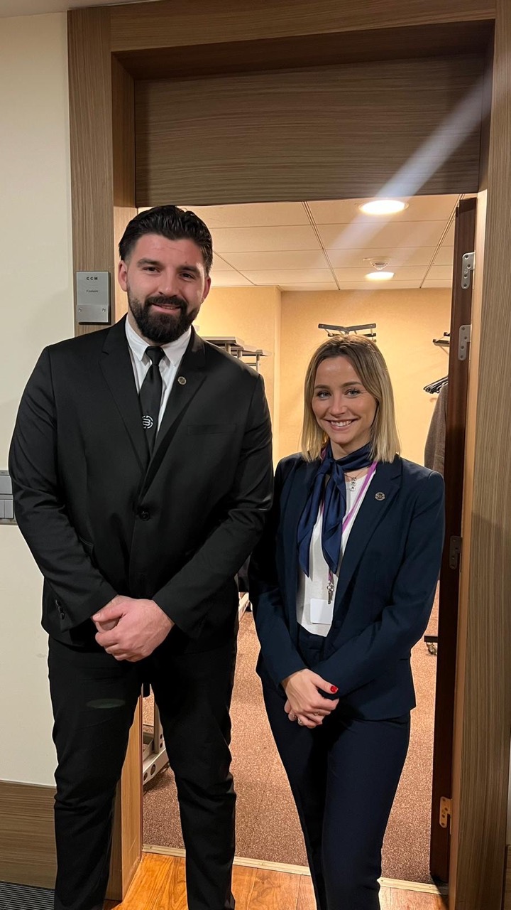 Agents d'accueil en tenue de standing à la Conférence des Ambassadeurs et des Ambassadrices à Paris