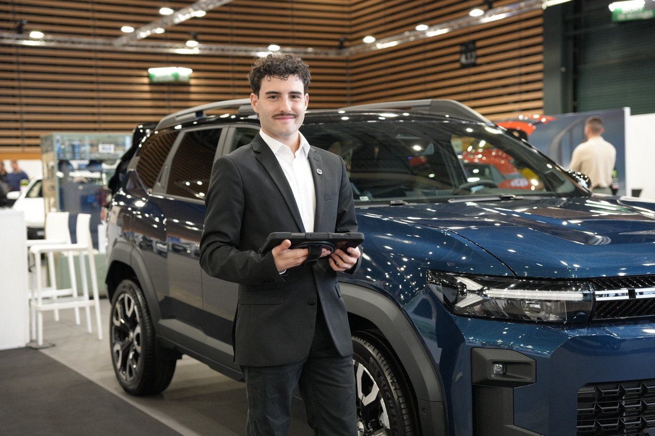 Agent d'accueil équipé d'une tablette pour orienter et renseigner le public au Salon de l'Automobile