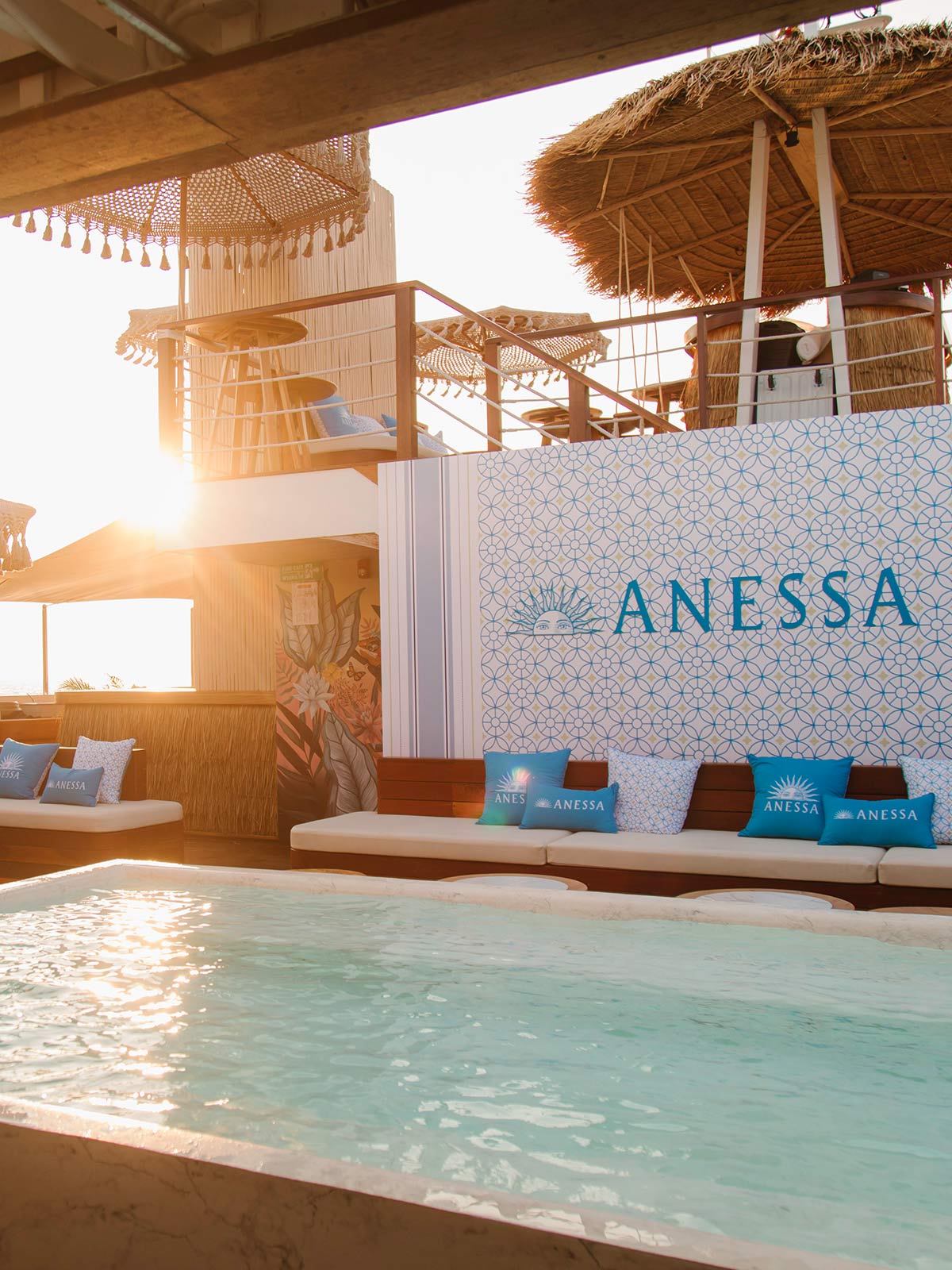 Environnement de piscine avec la marque Anessa contre le mur.