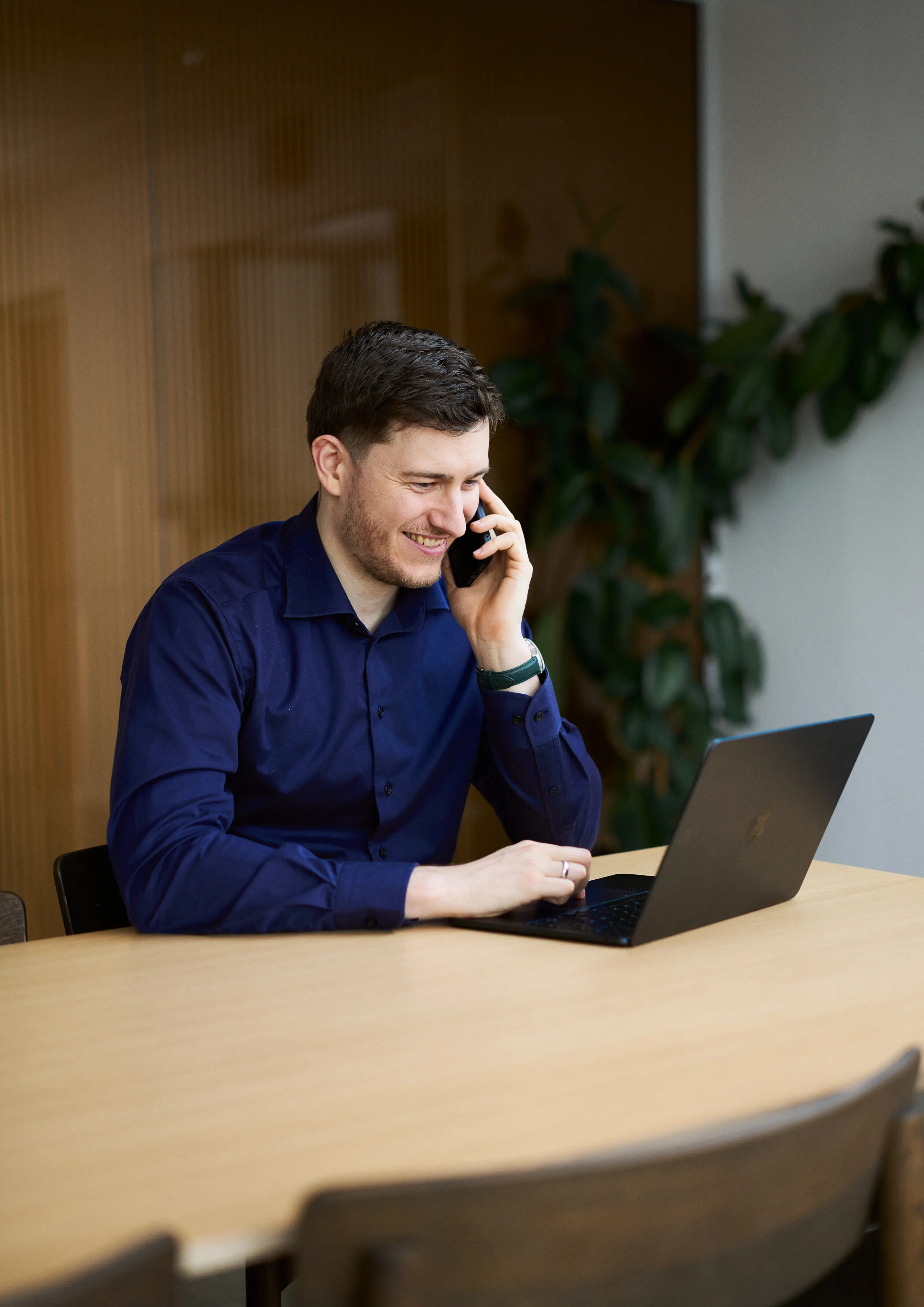 Obsidian consultant on the phone at a laptop