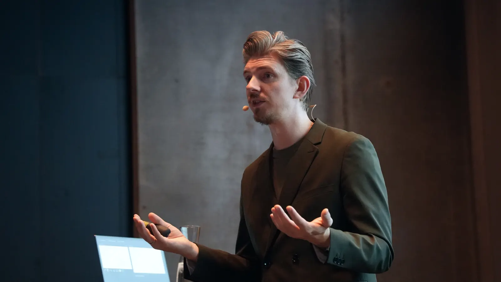 Jacob Holst Mouritzen kertoo lavalla, miten brändiseuranta auttaa yrityksiä mittaamaan brändin tunnettuutta