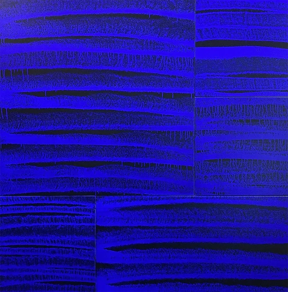 Peinture monochrome bleue aux textures striées et dégradées.